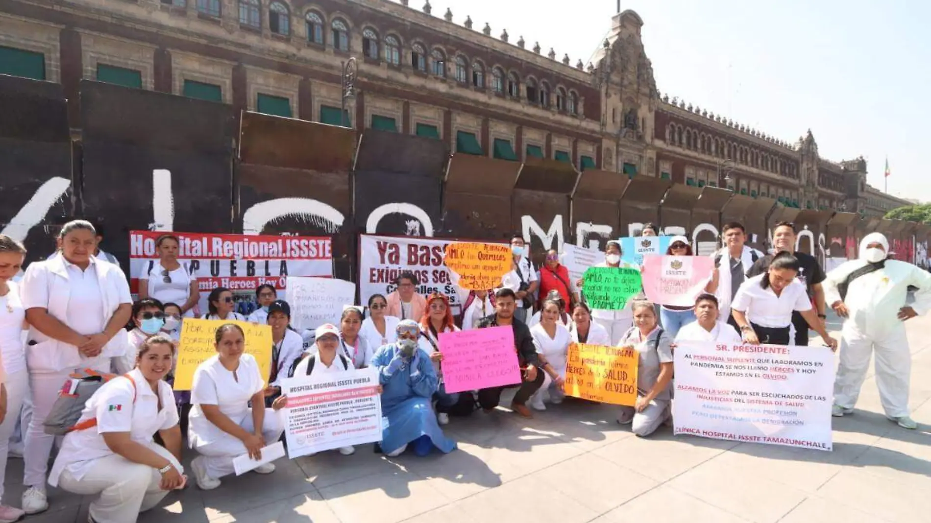 Protesta de personal eventual del ISSSTE en el Zócalo